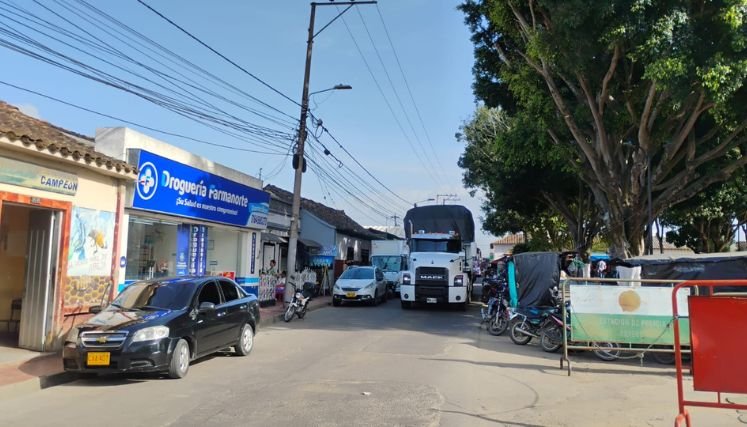 El frecuente paso de tractocamiones amerita la construcción de la variante.