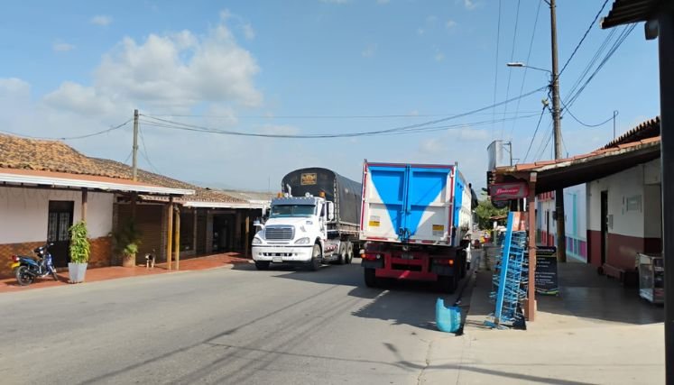 El frecuente paso de tractocamiones amerita la construcción de la variante.