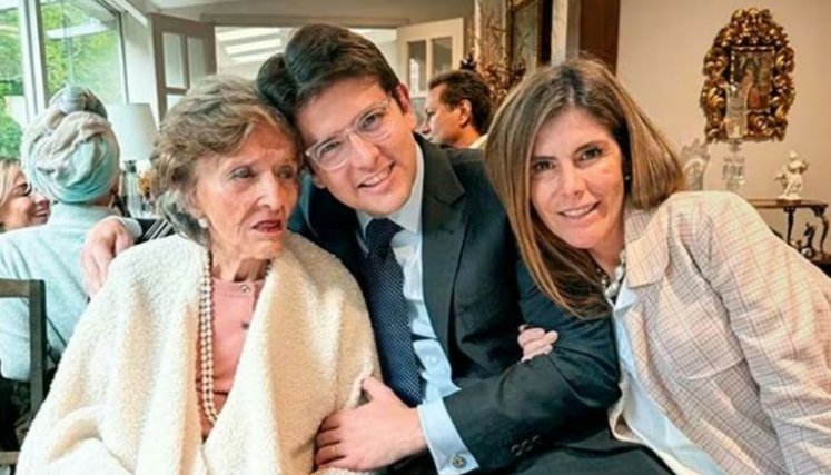 ABUELA DE MIGUEL URIBE. 