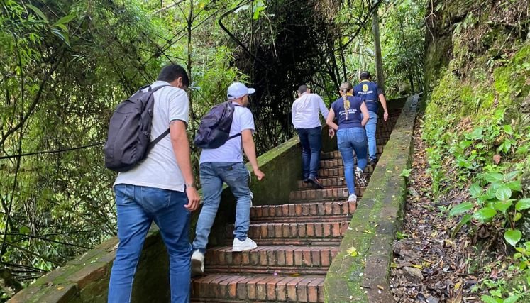 Inspección ocular se adelanta al material vegetal del sendero hacia el Agua de la Virgen para evitar accidentes.