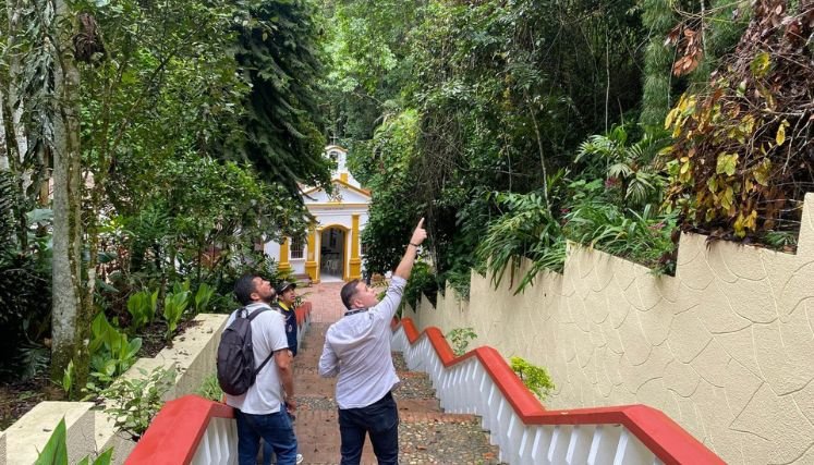 Inspección ocular se adelanta al material vegetal del sendero hacia el Agua de la Virgen para evitar accidentes.