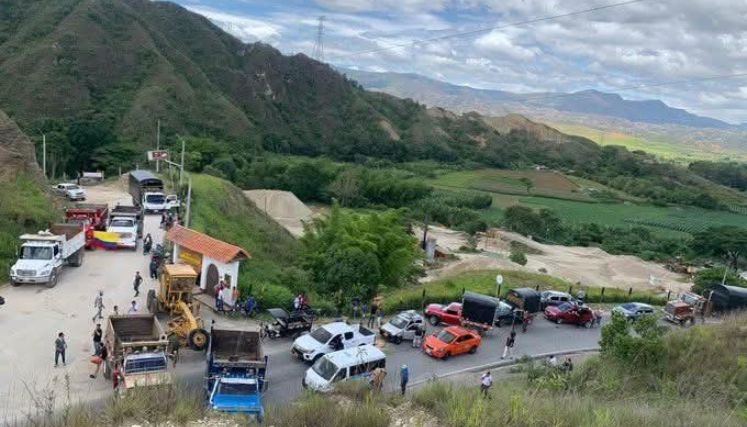 El gremio transportador reclama al Gobierno nacional el pago de la deuda por el arreglo de las vías.