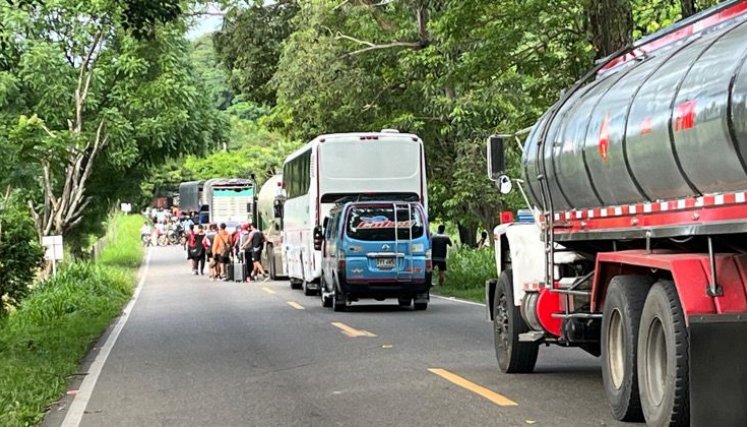 Continuan los bloqueos viales