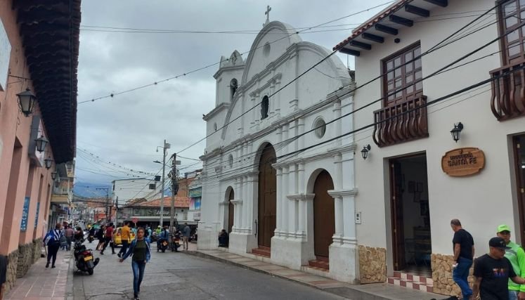  Una propuesta para ampliar los andenes y convertir la calle del Dulce Nombre en un paseo comercial fue presentada al ejecutivo local.