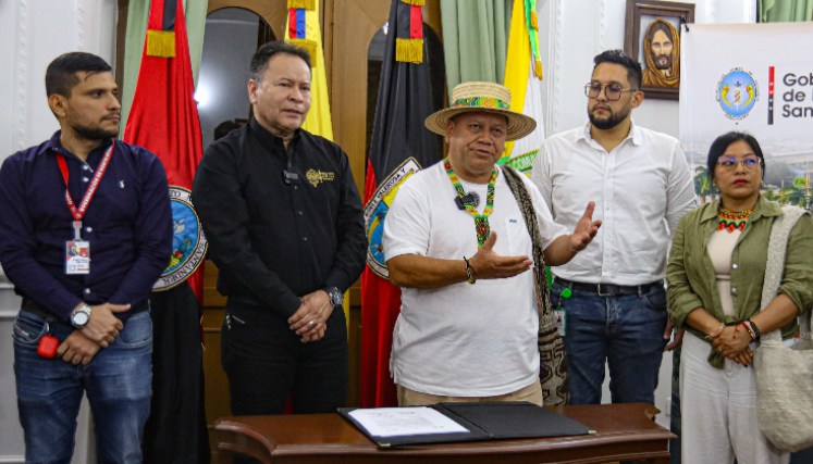 Gobernador William Villamizar junto a líderes indígenas.