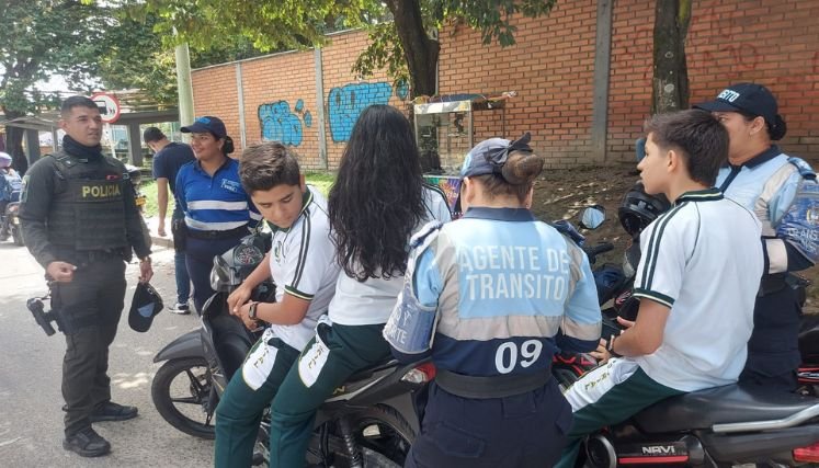 Los agentes de tránsito se quedan cortos ante la indisciplina de los motociclistas en Ocaña.