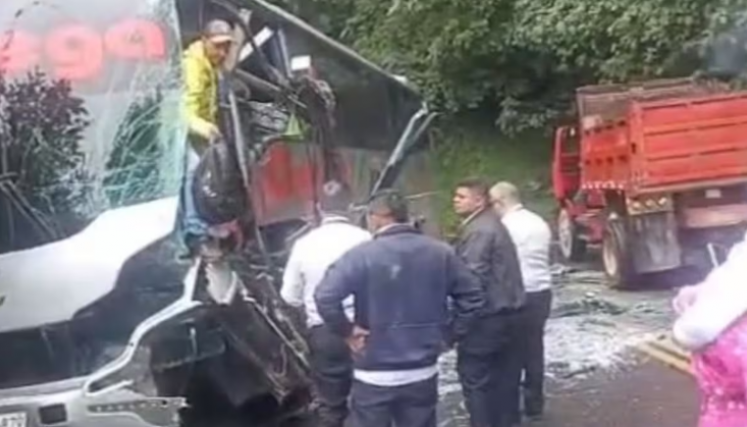 accidente de bus en la vía entre Bucaramanga y Pamplona