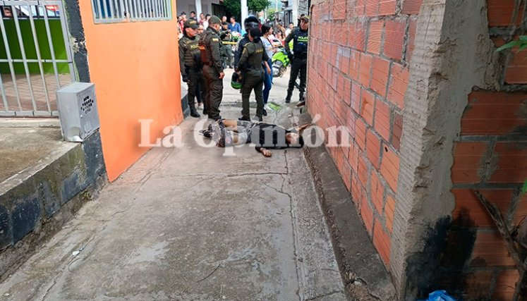 El joven mecánico Erny Esteban Guerrero Amaya quedo tendido en un callejón. / Foto Cortesía