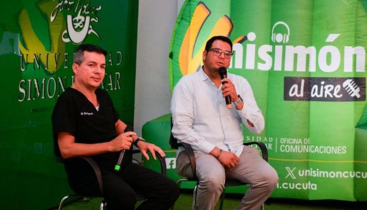 Jhon Franklin Espinosa Castro, coordinador de Publicaciones y Manuel Ernesto Riaño Garzón, jefe del Departamento de Investigación e Innovación, son los líderes de la REDCIEN. /Foto cortesía