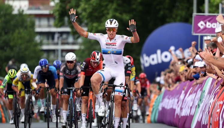 Tim Merlier (Soudal) se impuso en fotofinish en la etapa. 