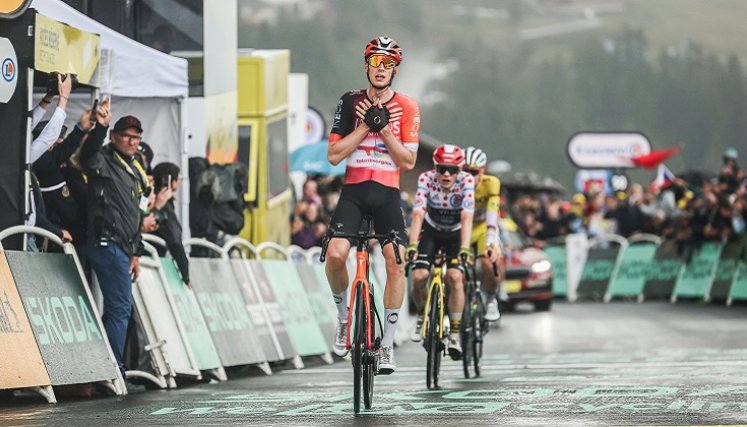 El neerlandés ganó sobre la raya cuando Pogacar y Vigengaard lo encimaban.