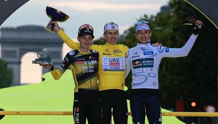 El esloveno Tadej Pogacar (centro) se coronó campeón de Tour de Francia 2025.