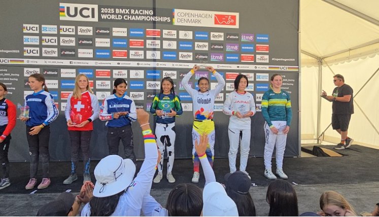 Camila De La Hoz bicicrosista cucuteña, tercera de derecha a izquierda.