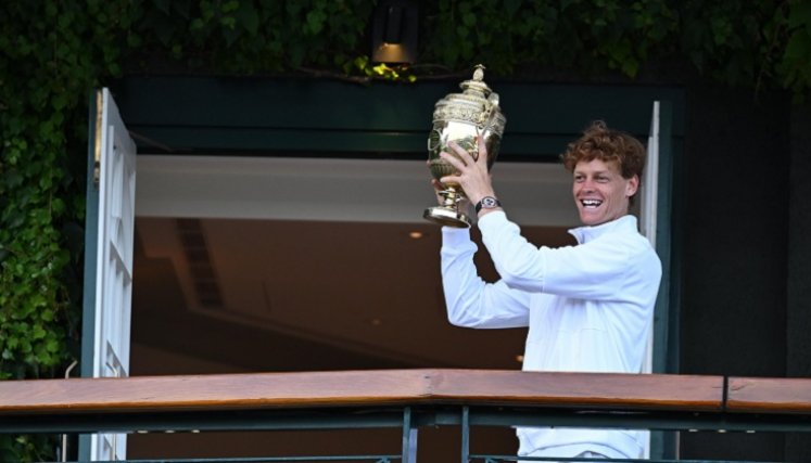 El italiano Jannik Sinner sorprendió en Wimbledon.
