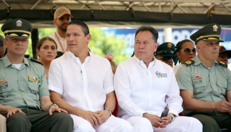 El alcalde Jorge Acevedo y el gobernador William Villamizar Laguado presidieron el desfile.