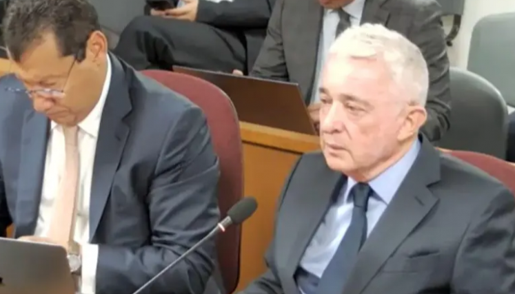 Alvaro Uribe se defiende en juicio Alvaro Uribe se defiende en juicio