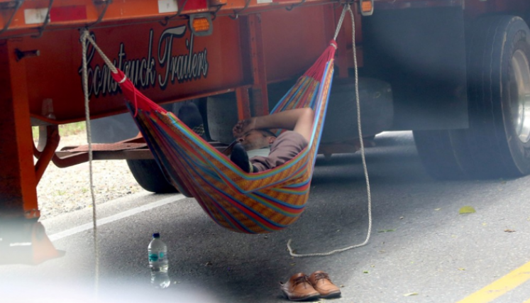 Transportador duerme mientras abren paso en la vía.