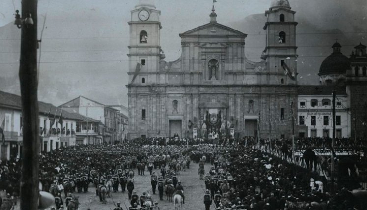 Desfile militar en 1950. Tomada de la cuenta de X del Ejército Nacional
