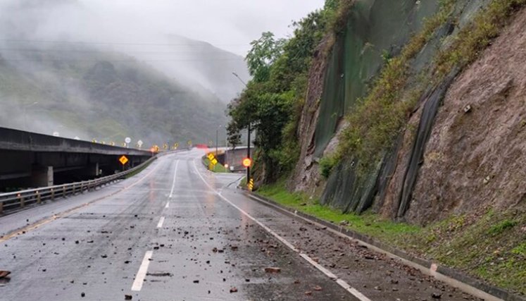 Deslizamientos y caídas de material provocaron el cierre de la Vía al Llano