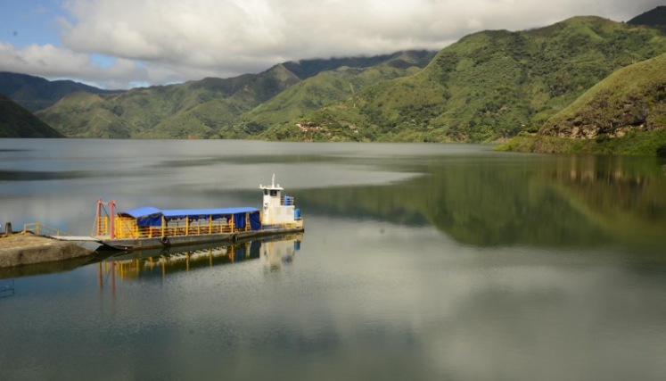 Embalse Salvajina en temporada seca