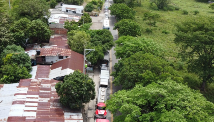 Fila de carros por bloqueo vial en Pedregales. 