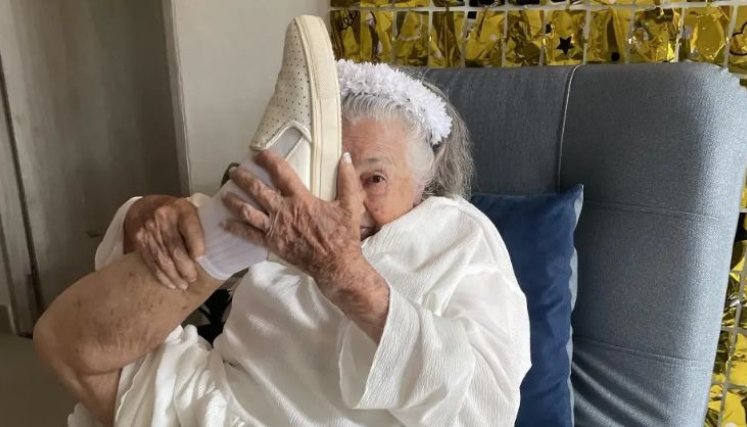 Teresa Parra, la abuelita centenaria que se persigna con el pie