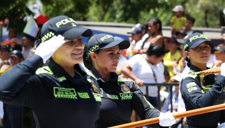Componente femenino de la Policía.