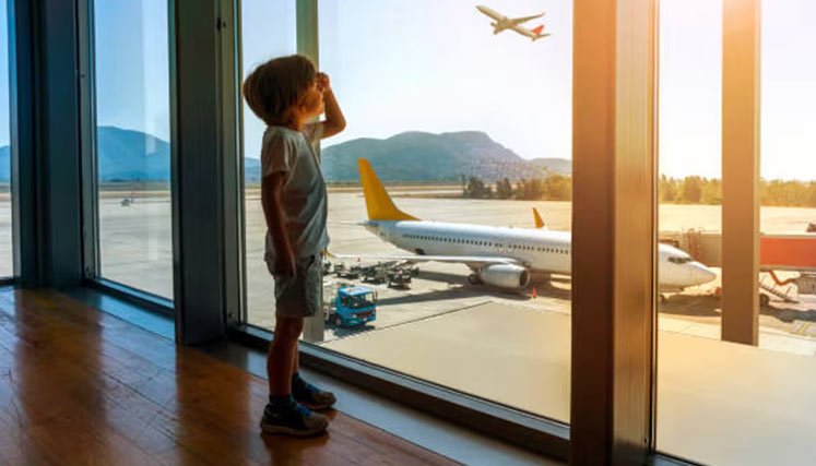 Niño-abandonado-en-aeropuerto