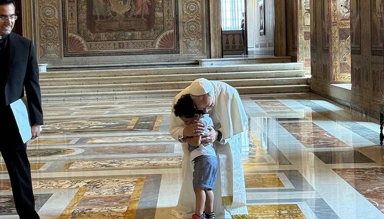 Papa-leon-XIV-gesto-emotivo