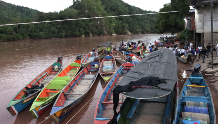 Transporte fluvial en Tibú. 