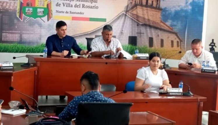 Concejo de Villa del Rosario en una sesión con el alcalde Juan Camilo Suárez el año pasado/Foto archivo Concejo de Villa del Rosario en una sesión con el alcalde Juan Camilo Suárez el año pasado/Foto archivo