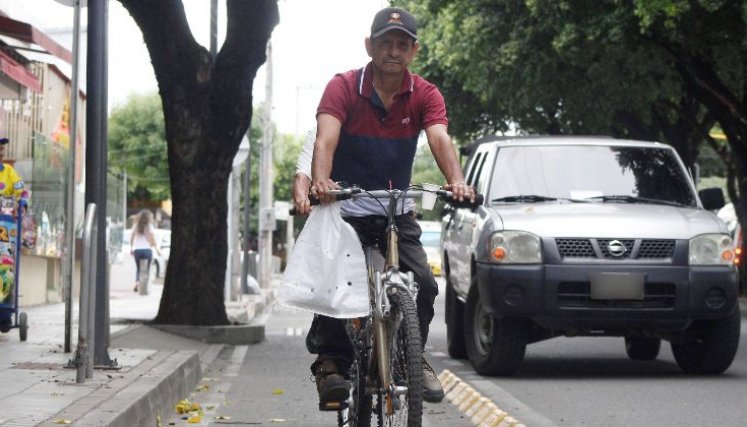 Mezclar otros actores viales en la ciclorruta expone a los ciclistas y peatones/Foto Stefany Peñaloza