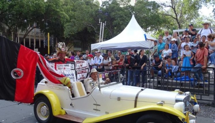 El desfile de carros antiguos, uno de los más vistosos de la Feria/Foto cortesía
