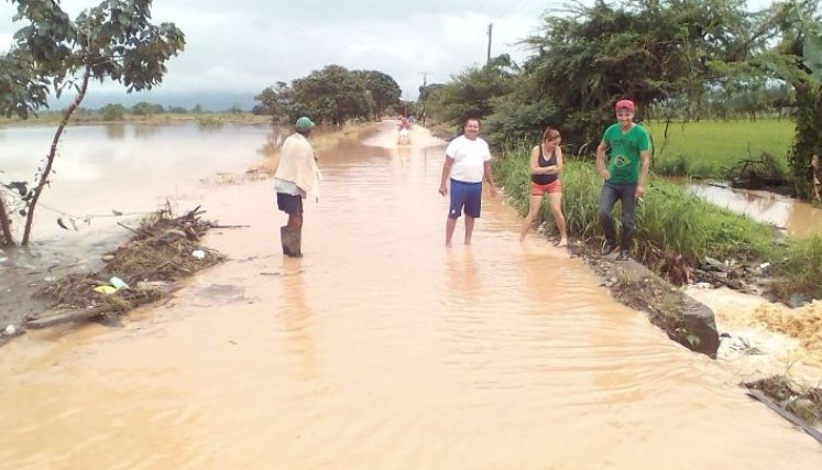 Antes de las obras de redireccionamieno dle cauce, Los Reyes presentaba inundaciones como esta/Foto Cortesía
