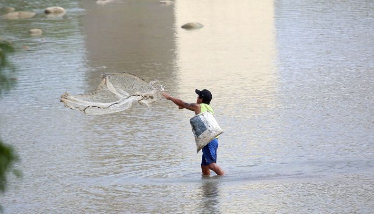 Los ribereños aún buscan alimentos en el Río Pamplonita/Foto Carlos Ramírez