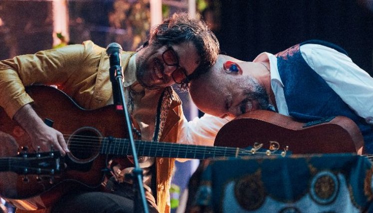 Una guitarra, dos voces: Santiago Cruz y Juan Pablo Vega reviven ‘¿Qué Más Da?’.
