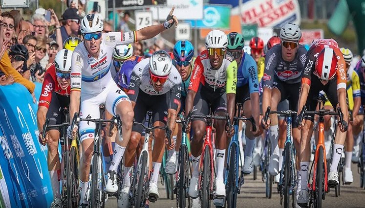 Sebastián Molano (UAE-Emirates), atrás guerreó por la etapa.