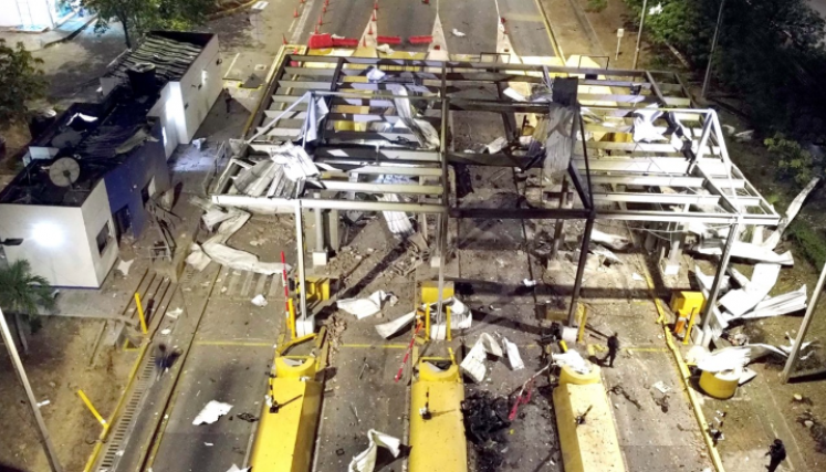 Así quedó el Peaje La Parada tras el ataque con explosivos el 19 de febrero.