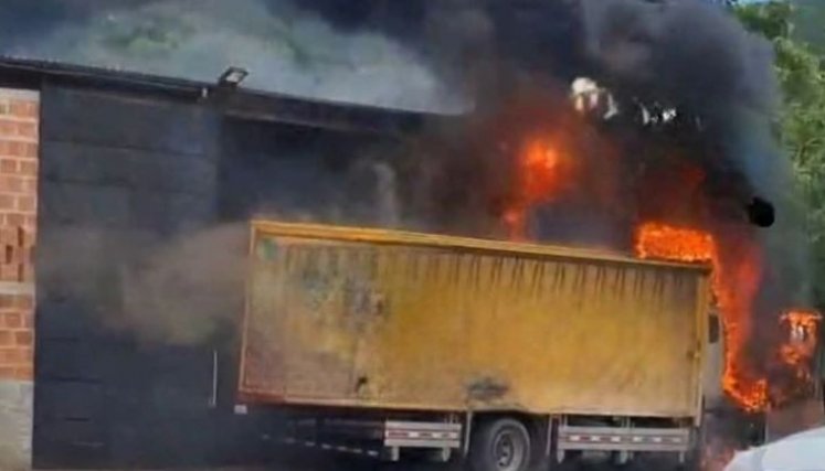 CAMION DE CERVEZA QUEMADO 