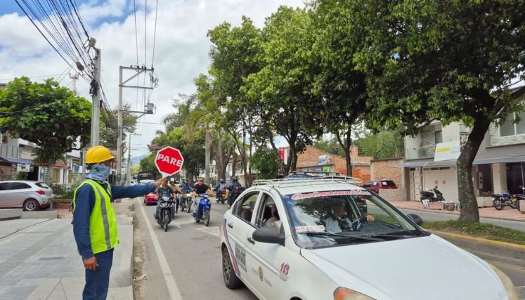 En contraflujo se maneja el tráfico vehicular durante el cronograma establecido para avanzar en los cruces especiales.