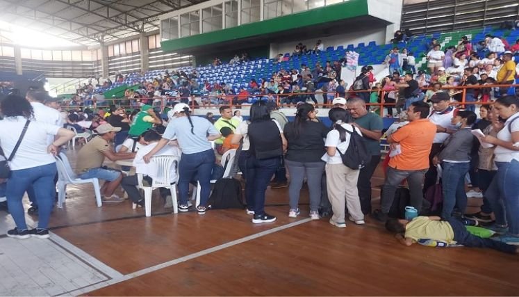 Debido a la demora en el desembolso de los recursos desplazados no abandonan el coliseo cubierto de Ocaña.