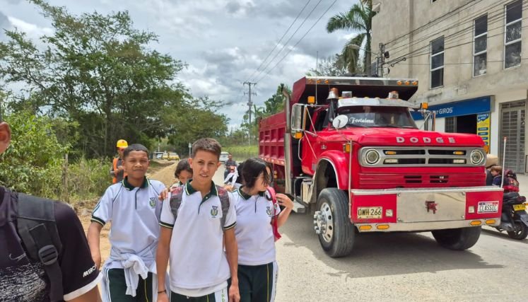 En busca de garantizar entornos escolares seguros se construyen andenes en la avenida El Dorado de Ocaña.