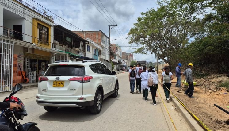 En busca de garantizar entornos escolares seguros se construyen andenes en la avenida El Dorado de Ocaña.