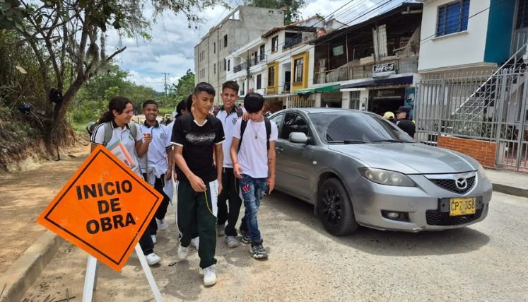 En busca de garantizar entornos escolares seguros se construyen andenes en la avenida El Dorado de Ocaña.