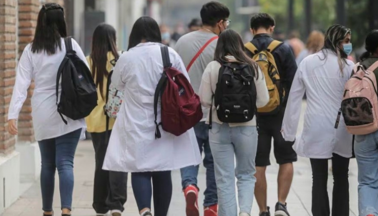 Estudiantes universitarios.