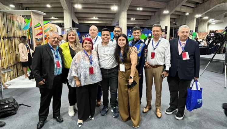 Empresario de Norte en Caracas junto a la ministra de Turismo venezolana.png