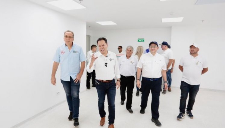 El gobernador William Villamizar recorre el nuevo hospital en compañía de su antesesor, Silvano Serrano/Foto Cortesía