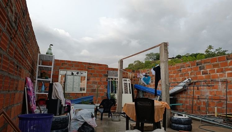 Los fuertes vientos levantan los techos de algunas viviendas en sectores de la periferia.