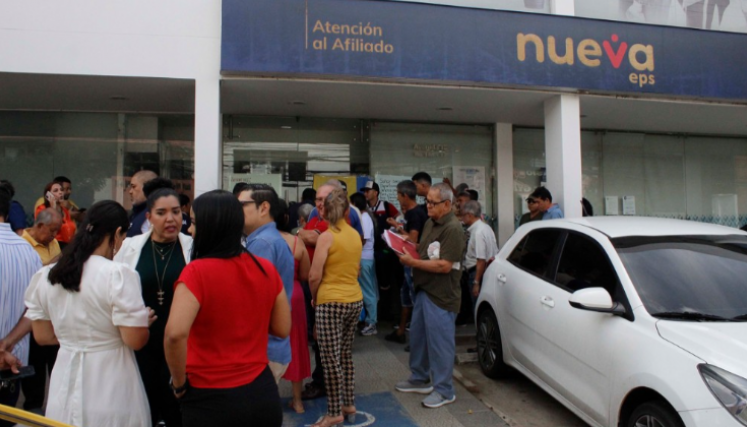 Protesta a las afuera de la Nueva EPS de Cúcuta.