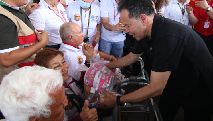 Entrega de ayudas a adultos mayores en Villa del Rosario. 